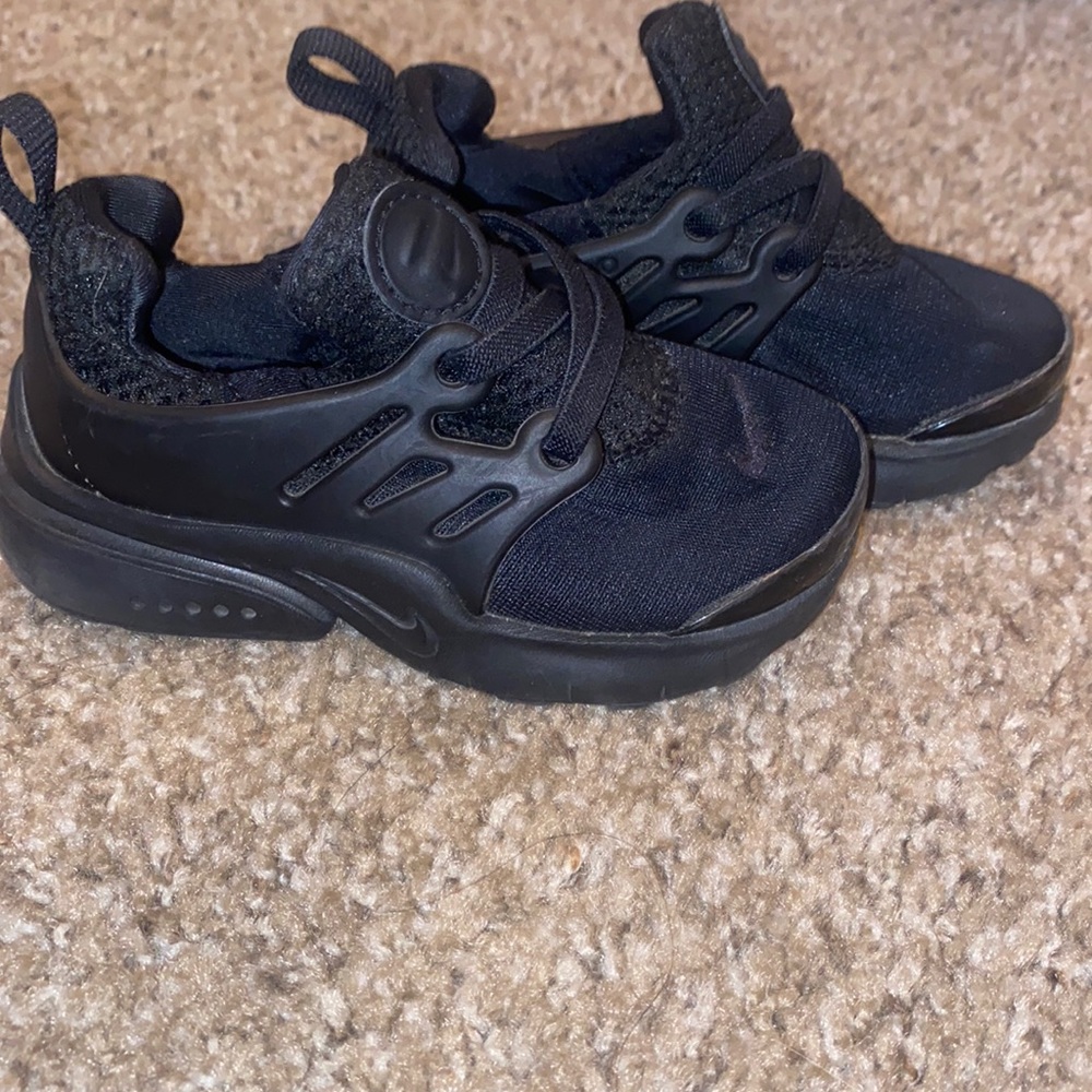 Black Nike air Prestos for toddlers